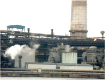 煙を上げる工場の画像
