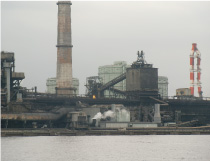 巨大な煙突の工業郡の画像