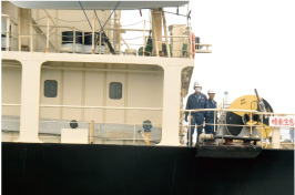 船上で働く人の画像