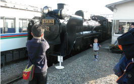 蒸気機関車の停車風景