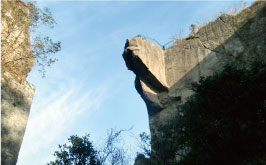 鋸山の絶叫展望台を見上げる様子