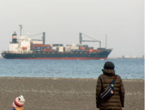 貨物船が行き交う画像