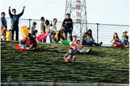 芝そりゲレンデで滑り落ちる画像