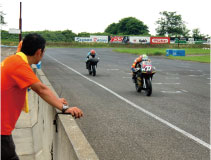 サーキットのバイク