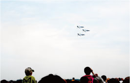 肩車で見つめる子供達