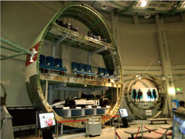 旅客機の輪切りの写真